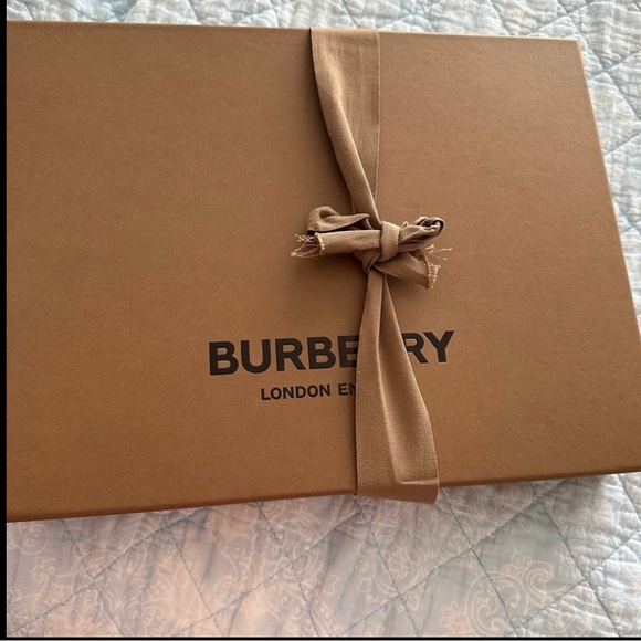 Authentic children’s Burberry Bandana Scarf NWT box - Picture 9 of 11